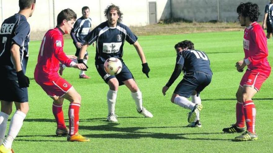 Miguel y Zambrano intentan hacerse con el balón en lucha con otros dos adversarios.