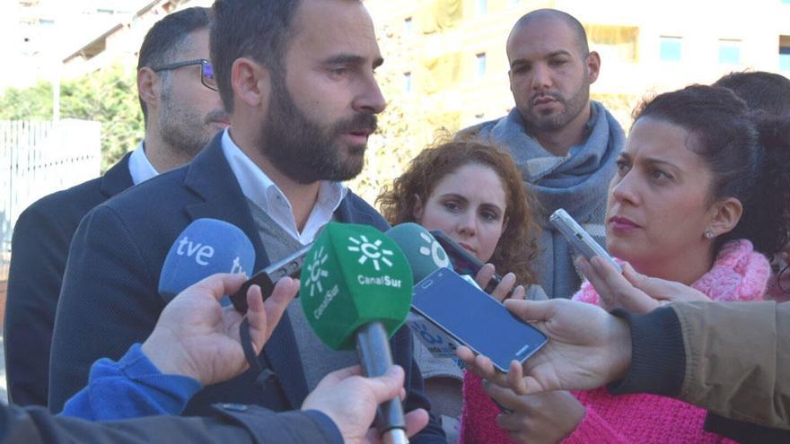 Daniel Pérez atendiendo a los medios de comunicación.