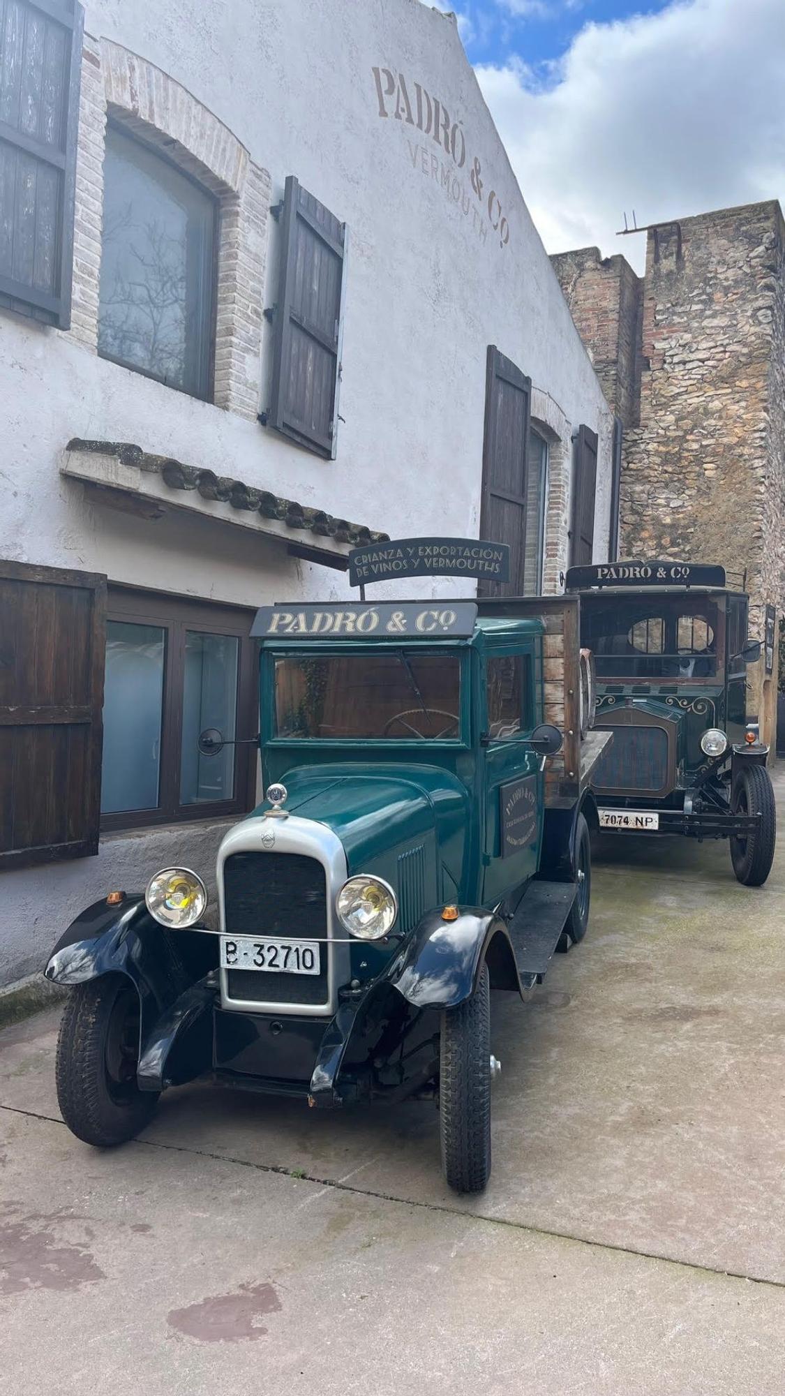 Vehículos de época en Casa Vermouth Padró.
