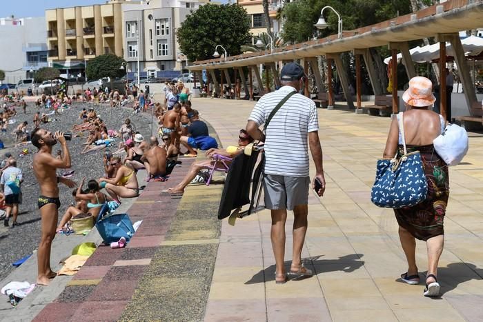 Bañistas y terrazas llenas en la Playa de Arinaga