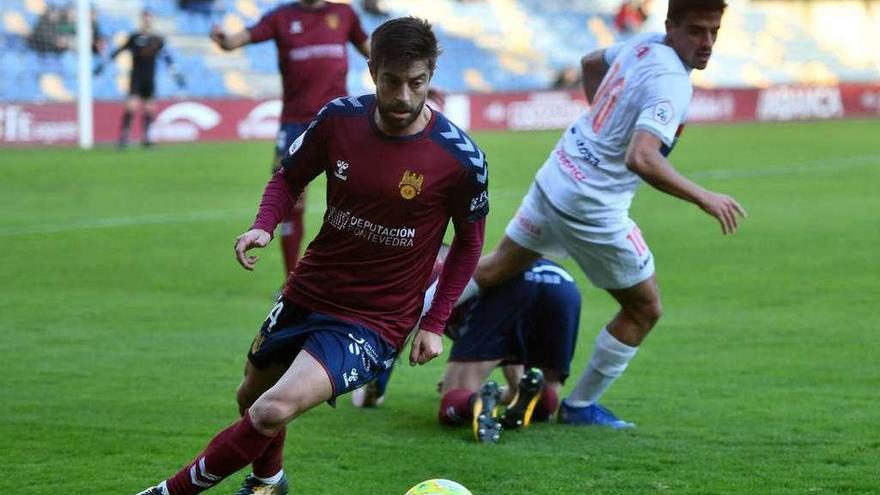 Pedro Vázquez en una jugada en el partido del pasado fin de semana en Pasarón. // Gustavo Santos