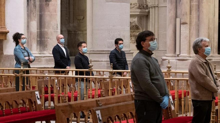 Varias personas asisten a misa en la catedral de Cuenca.