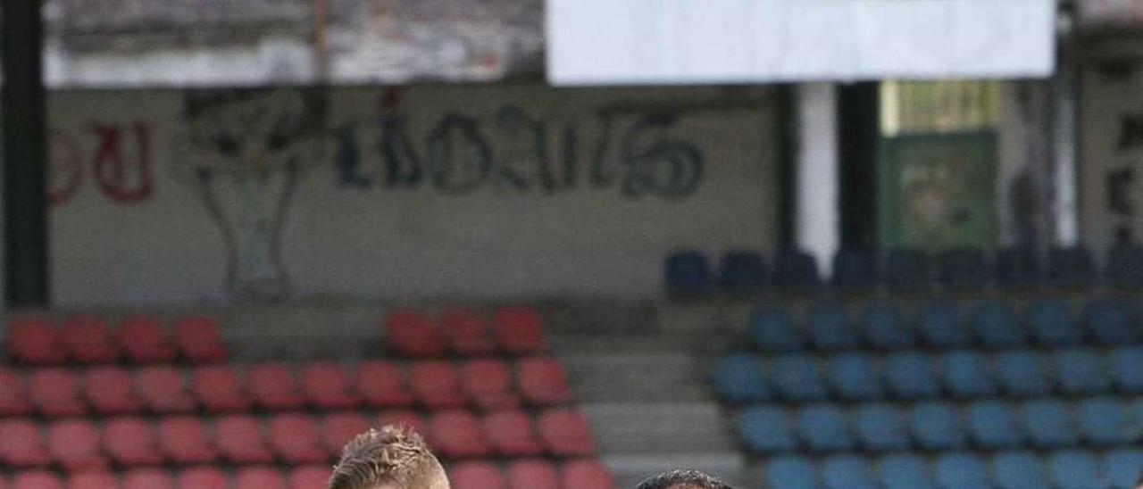 Hugo esquiva al portero antes de marcar el sexto gol, el pasado domingo en O Couto. // I.Osorio