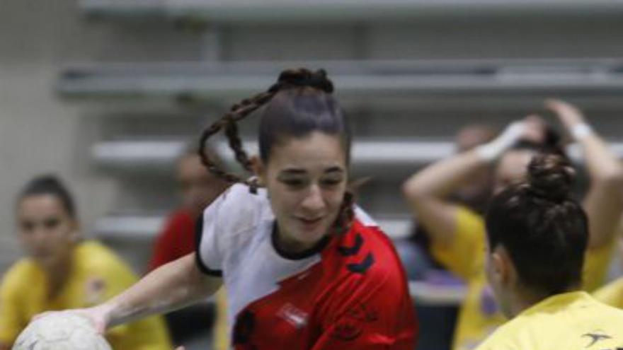 Una acción del Balonmano Gijón-Lanzarote. | Marcos León