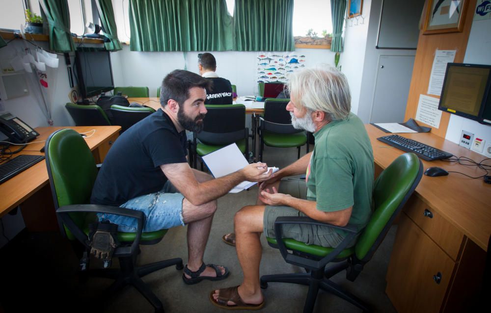 El Rainbow Warrior de Greenpeace atracado en el puerto de València.