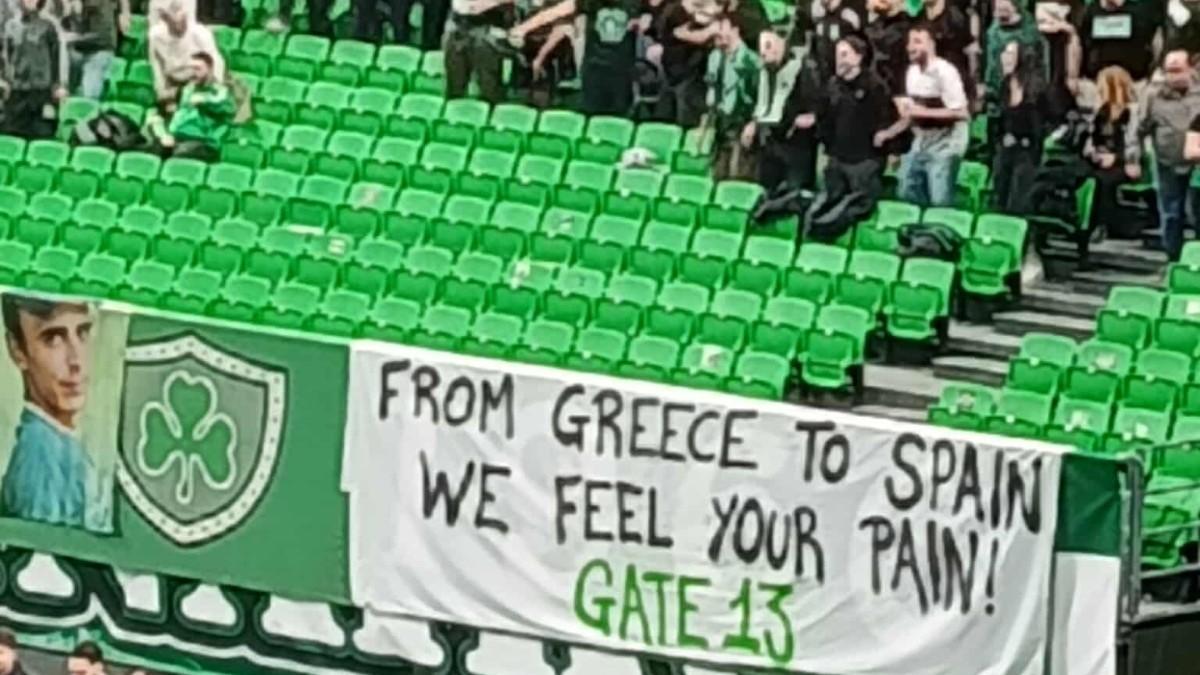 La pancarta de solidaridad del grupo Gate 13 tras la tragedia ferroviaria en Adamuz