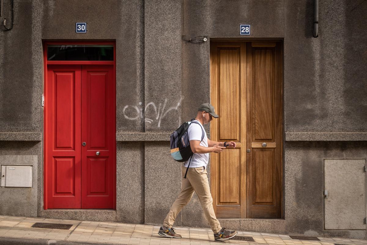 Una persona pasea por las calles de Santa Cruz de Tenerife