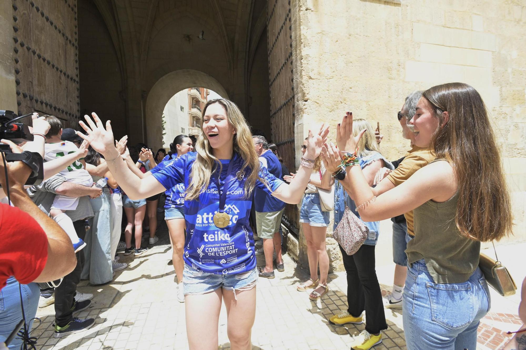 Rúa, recepción y reivindicación para las campeonas del Atticgo Elche