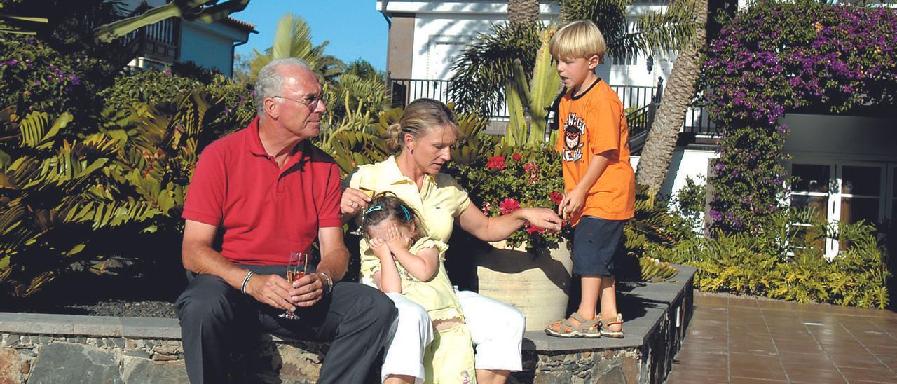 Beckenabauer -polo rojo- junto a su hija y dos nietos en Maspalomas en 2006