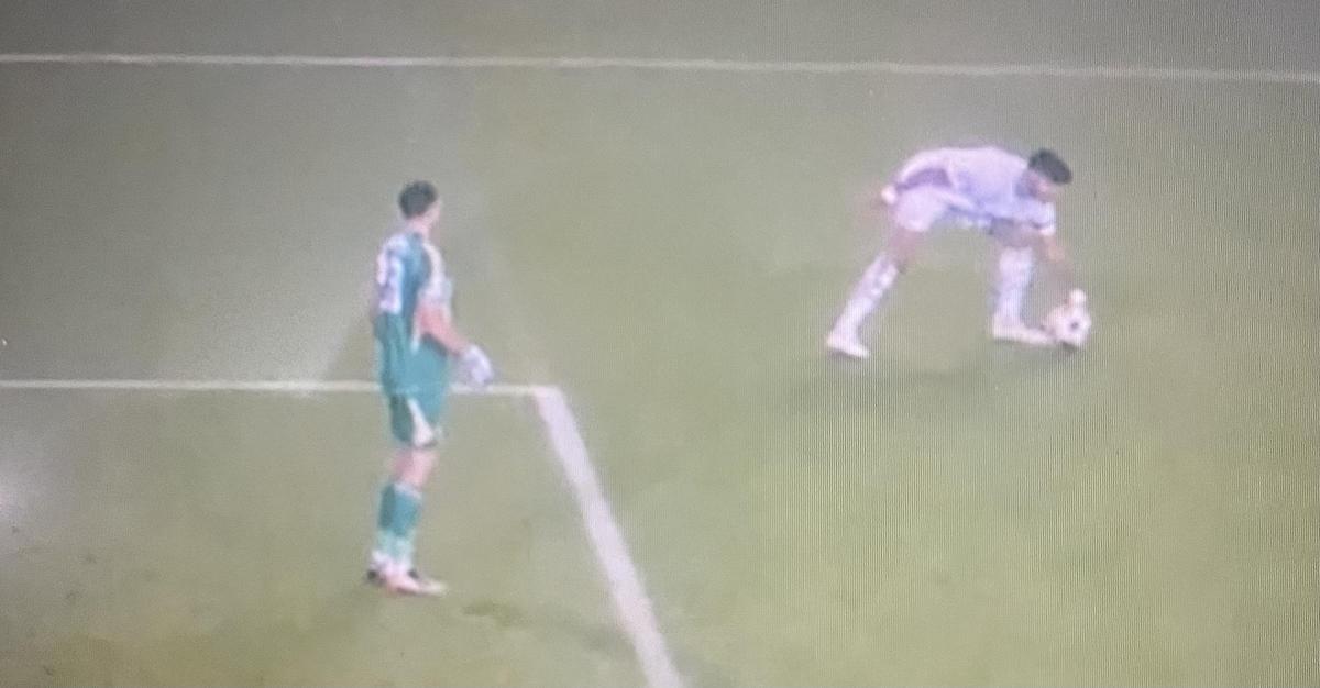 Tyrone Mings, del Aston Villa, detuvo el balón sacado por 'Dibu' Martínez y el árbitro pitó penalti a favor del Brujas.