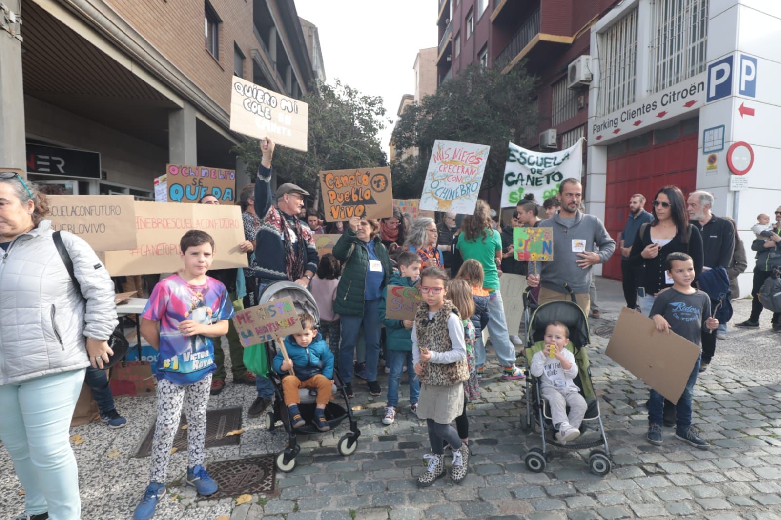 Así ha sido la concentración por el colegio de Caneto en Zaragoza