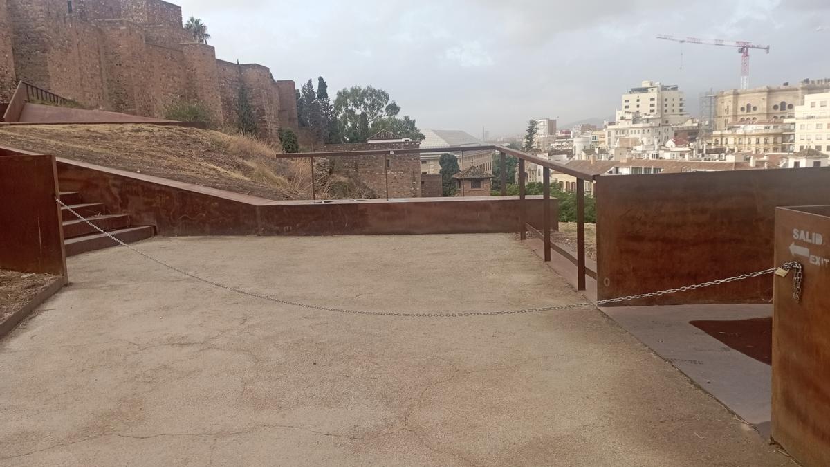 Un rincón del mirador de la Alcazaba, limpio de grafitis, este lunes.