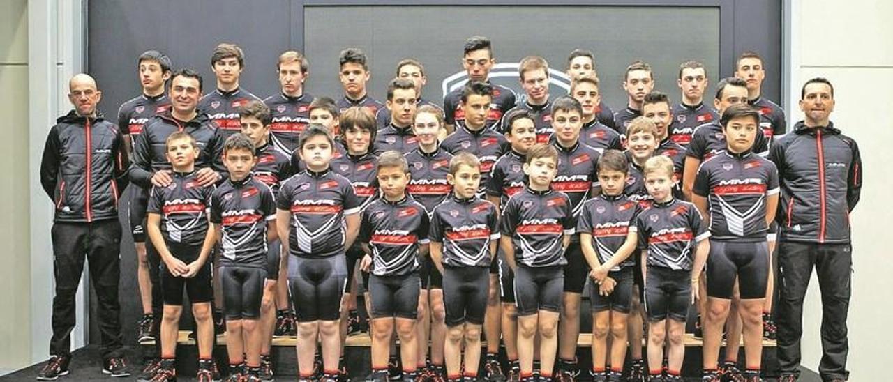 Ciclistas y técnicos que forman los primeros equipos de la MMR Cicling Academy.