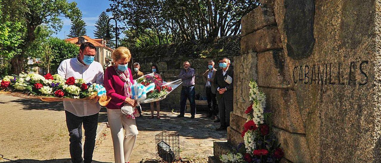 Ofrenda floral a Cabanillas celebrada con motivo del Día das Letras Galegas.