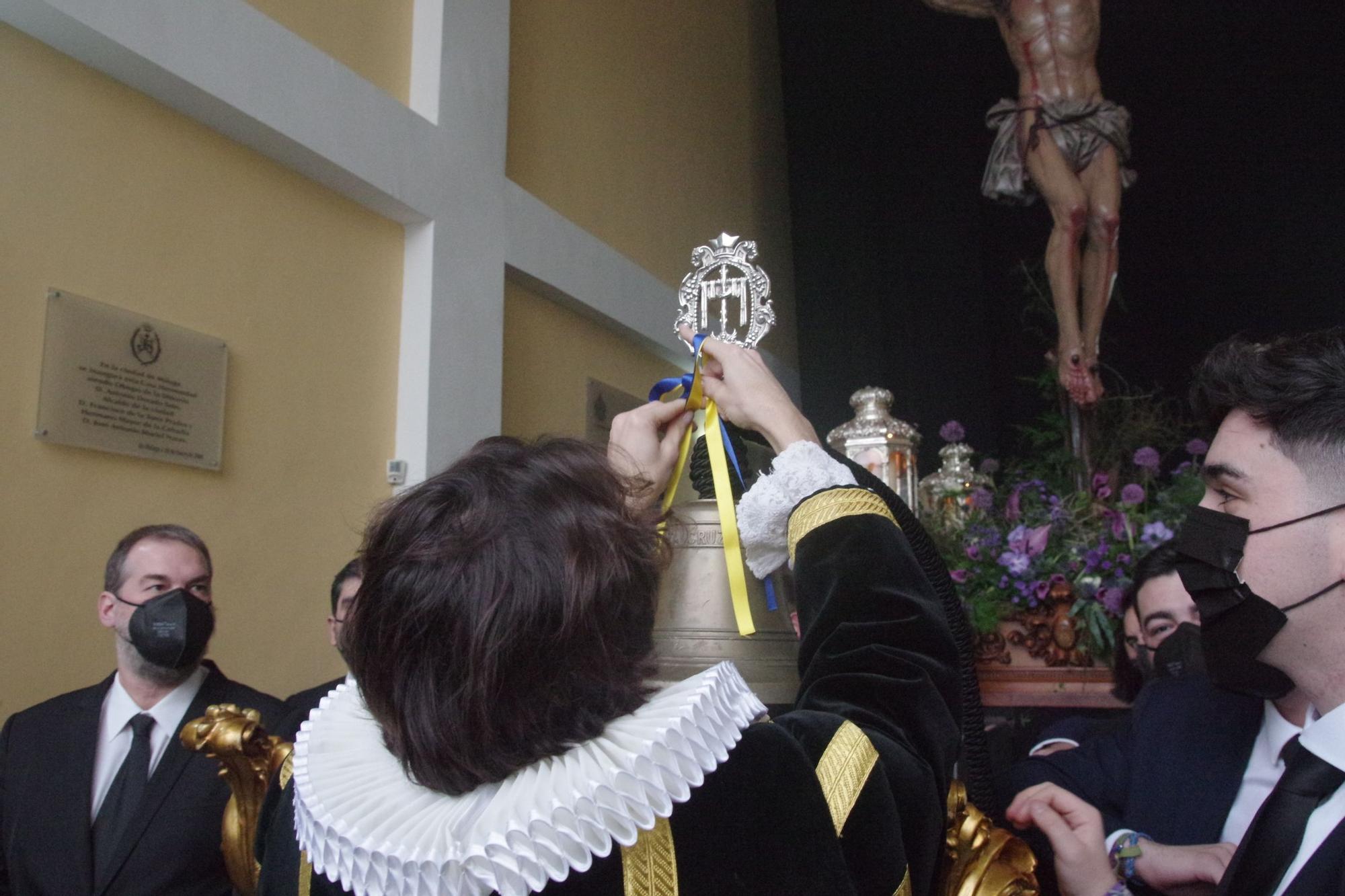 El Cristo de la Victoria, de la Santa Cruz, en su primera vez salida por las calles de Málaga, la XIII Estación