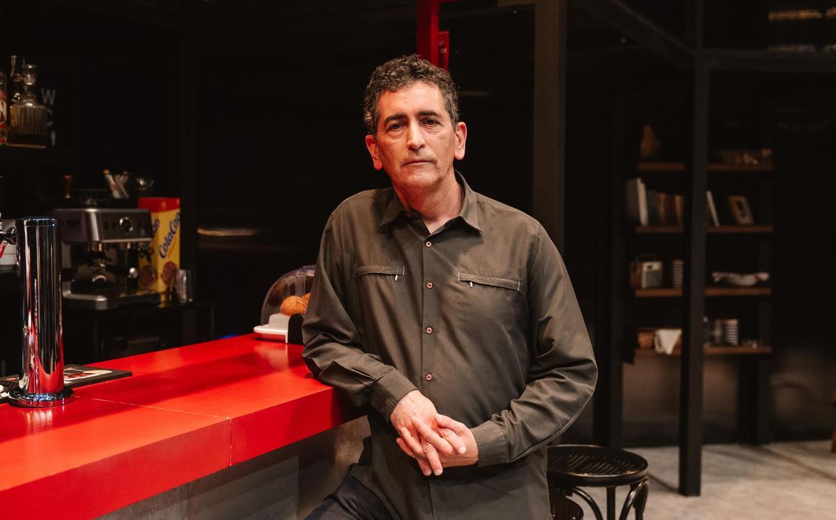 Juan Mayorga, en la escenografía de 'Los yugoslavos’.