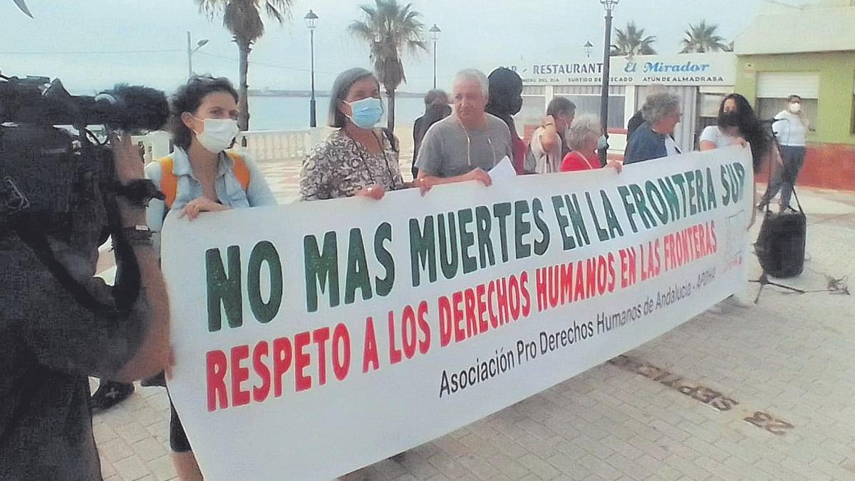 Activistas por los derechos humanos se manifiestan en Barbate para exigir cauces &quot;legales y seguros&quot; para la inmigración.