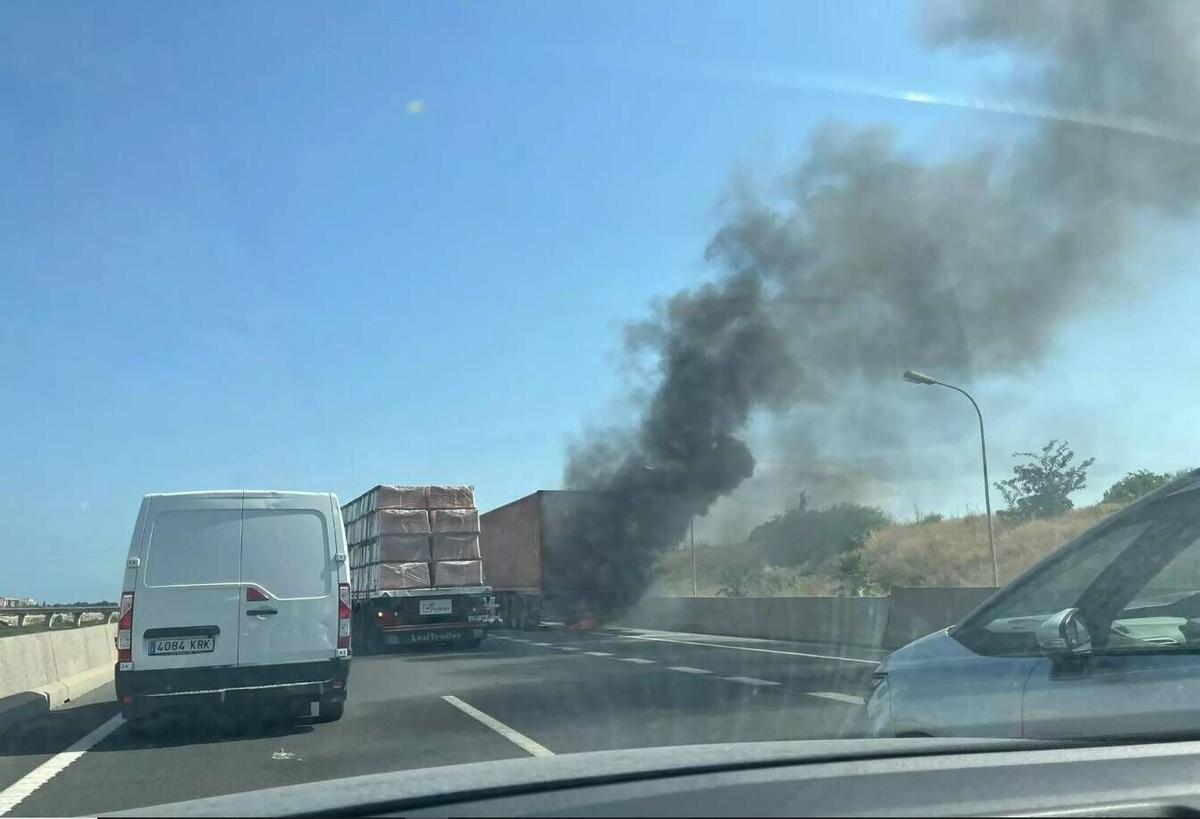 Un camión ardiendo en la V-30 provoca un atasco a las cuatro de la tarde