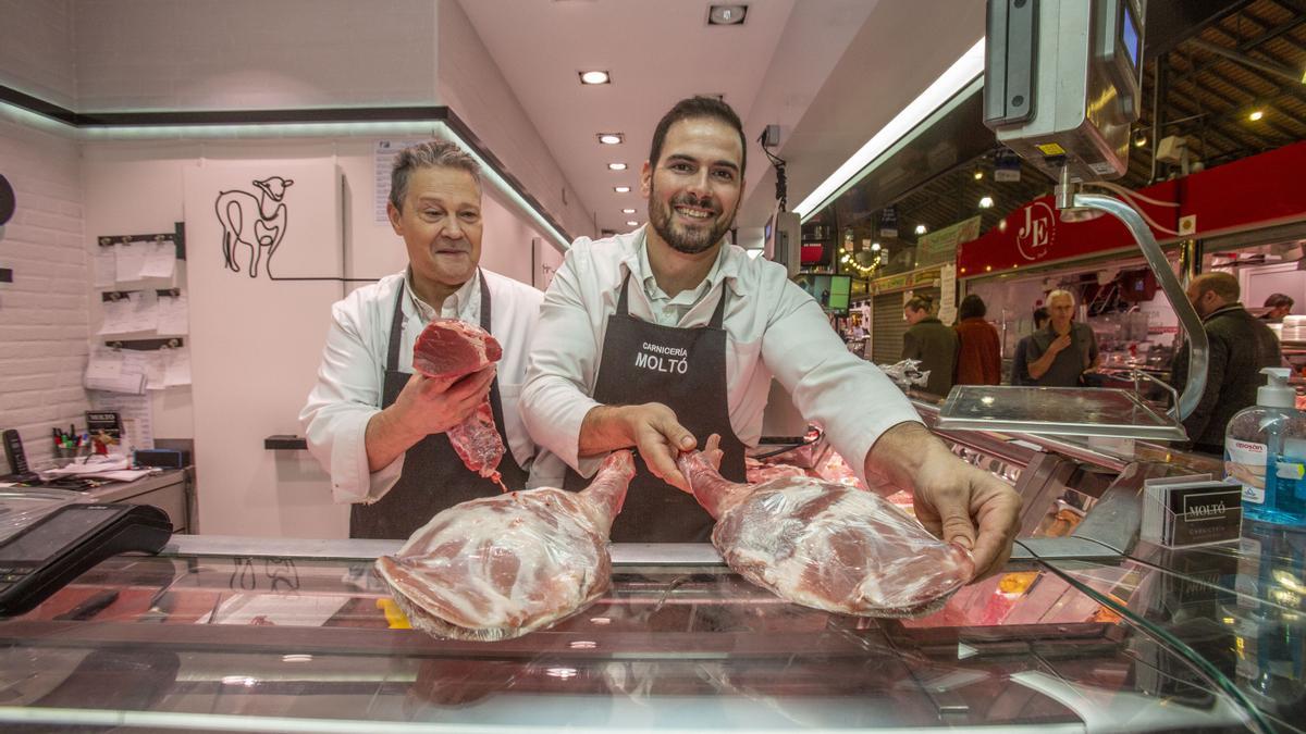 Un puesto de carne del Mercado Central de Alicante muestra dos piernas de cordero.
