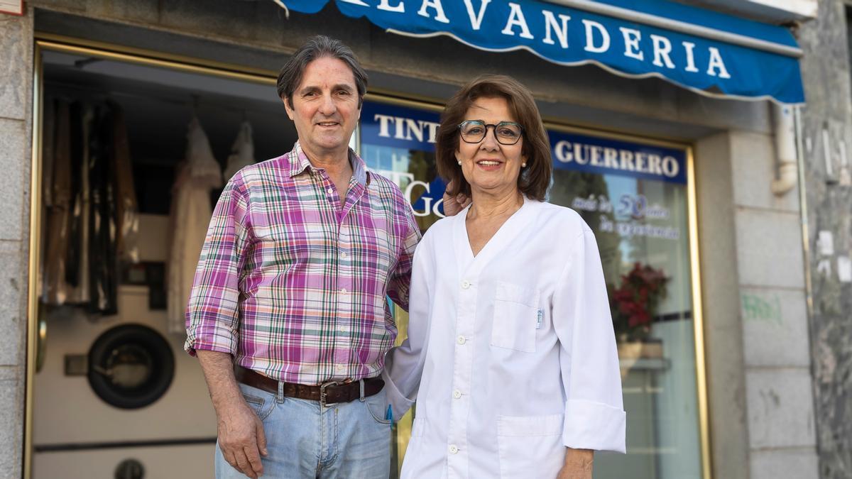 Manuel Guerrero y Antonia Campos, ante su negocio, en Mérida.