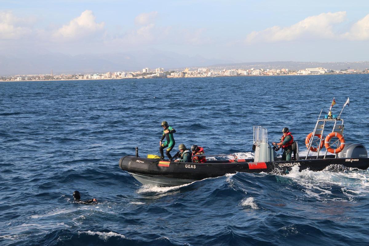 Buceadores del GEAS durantes unas prácticas en la Bahía de Palma.