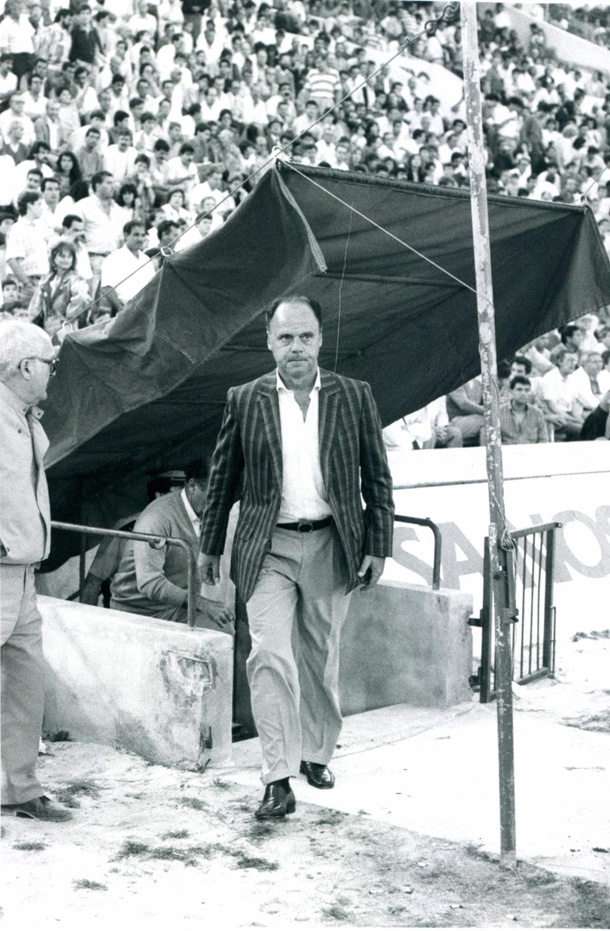 Lucien Muller sale del túnel de vestuarios en el ya desaparecido Lluís Sitjar