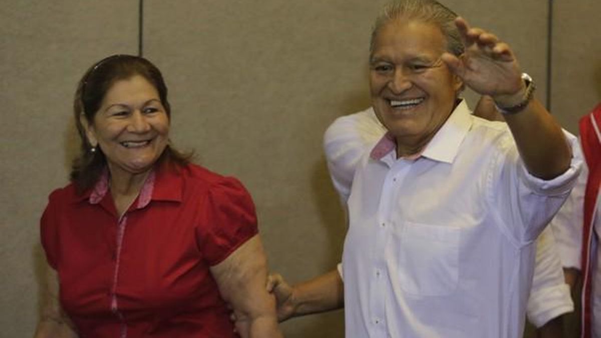 Salvador Sánchez Cerén, del FMLN, llega a una rueda de prensa acompañado de su esposa, el domingo en San Salvador.