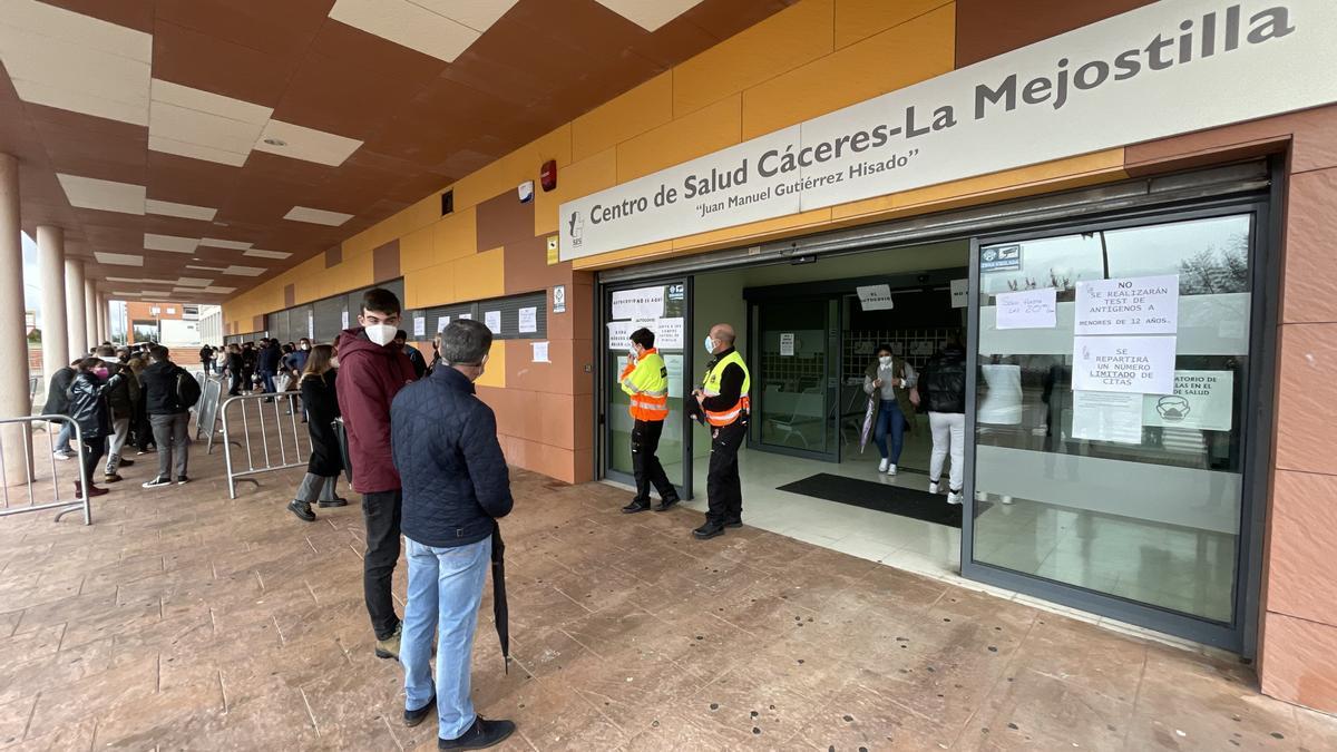 Imagen del cribado masivo de Mejostilla, este jueves, organizado por vallas y por los voluntarios de ARA.