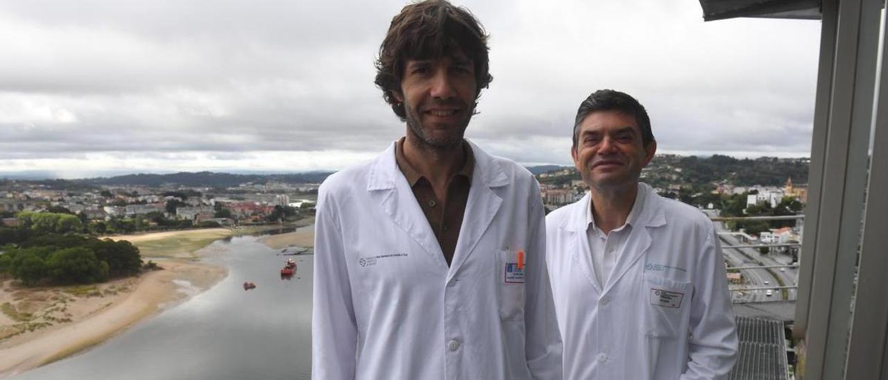 Los doctores Álvaro Mena y Germán Bou, en el Hospital Universitario de A Coruña (Chuac).