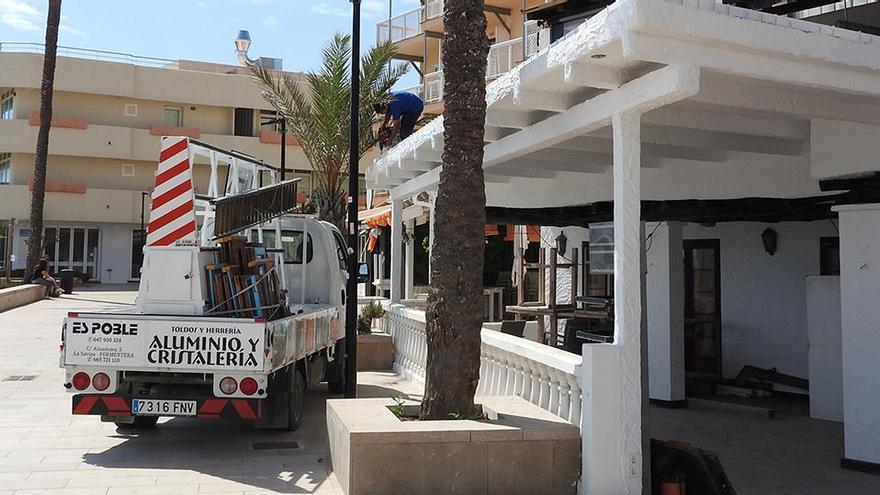 En el paseo marítimo de es Pujols se observa actividad de trabajadores e instaladores.