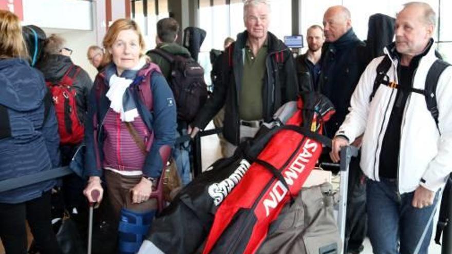 Un grup de turistes suecs a l&#039;aeroport d&#039;Alguaire