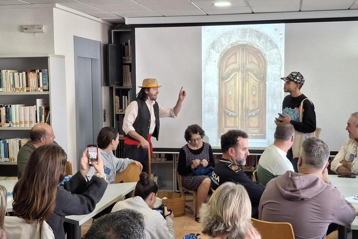 El teatro del turismo: preservar la identidad y evitar que el pueblo se convierta en mero decorado turístico