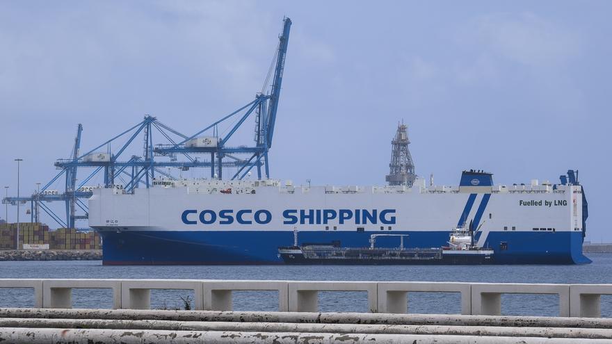 ¿Qué es el barco que parece una caja de zapatillas de una conocida marca deportiva y que está fondeado en el Puerto de Las Palmas?