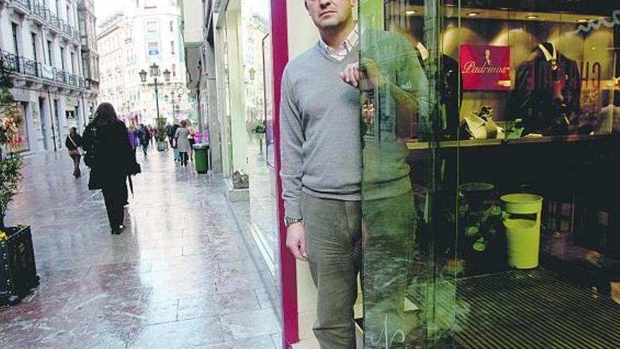 Julio Maceda, en la puerta de su boutique de caballero de la calle Doctor Casal.