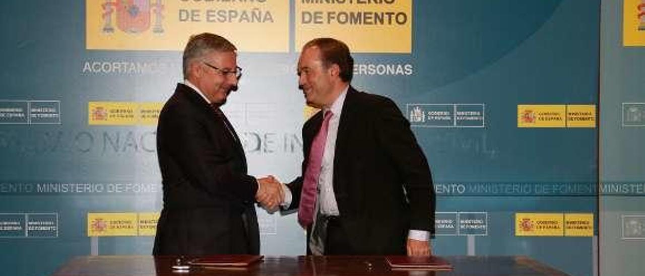 El exministro de Fomento José Blanco y el exalcalde José Crespo firman el convenio, en diciembre de 2010.