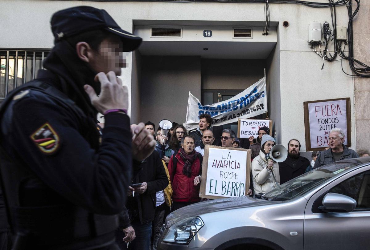 Tensión en Alicante por el desahucio a una pensionista en una vivienda propiedad de un fondo buitre