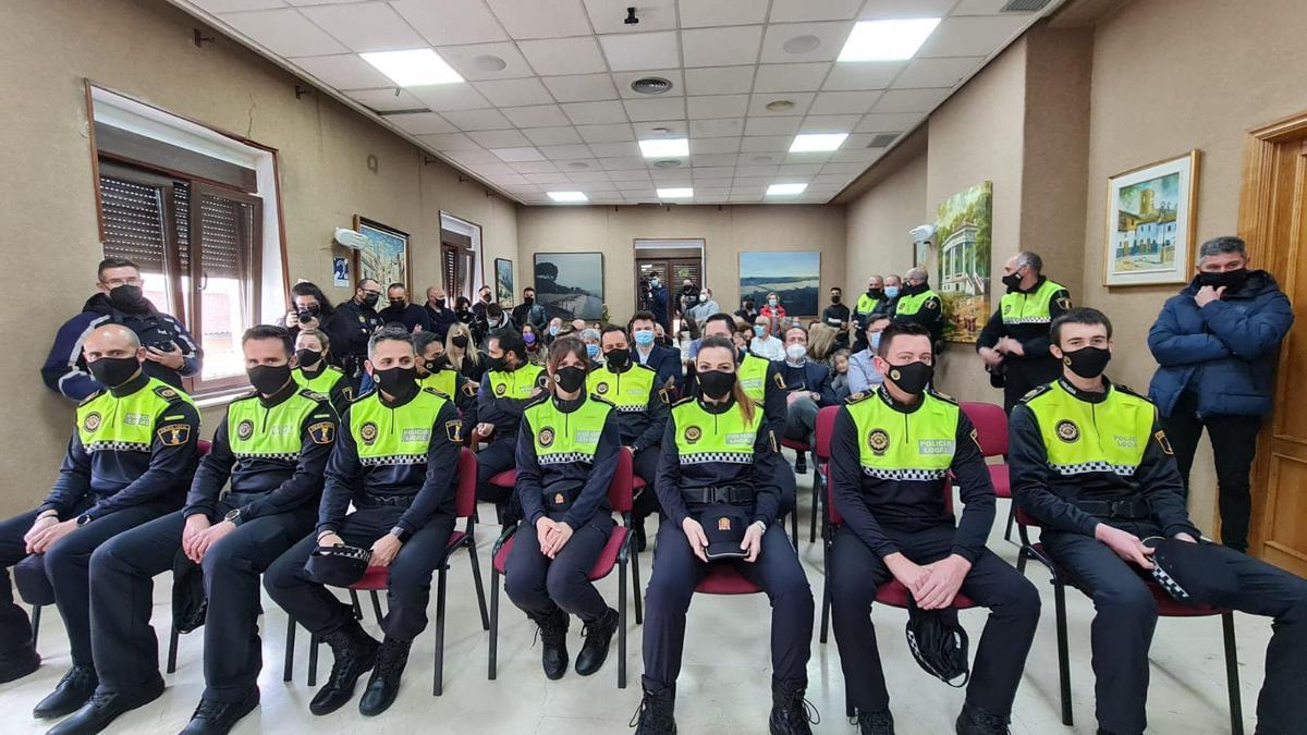 El acto de recepción de los nuevos agentes se ha realizado en el salón de plenos.