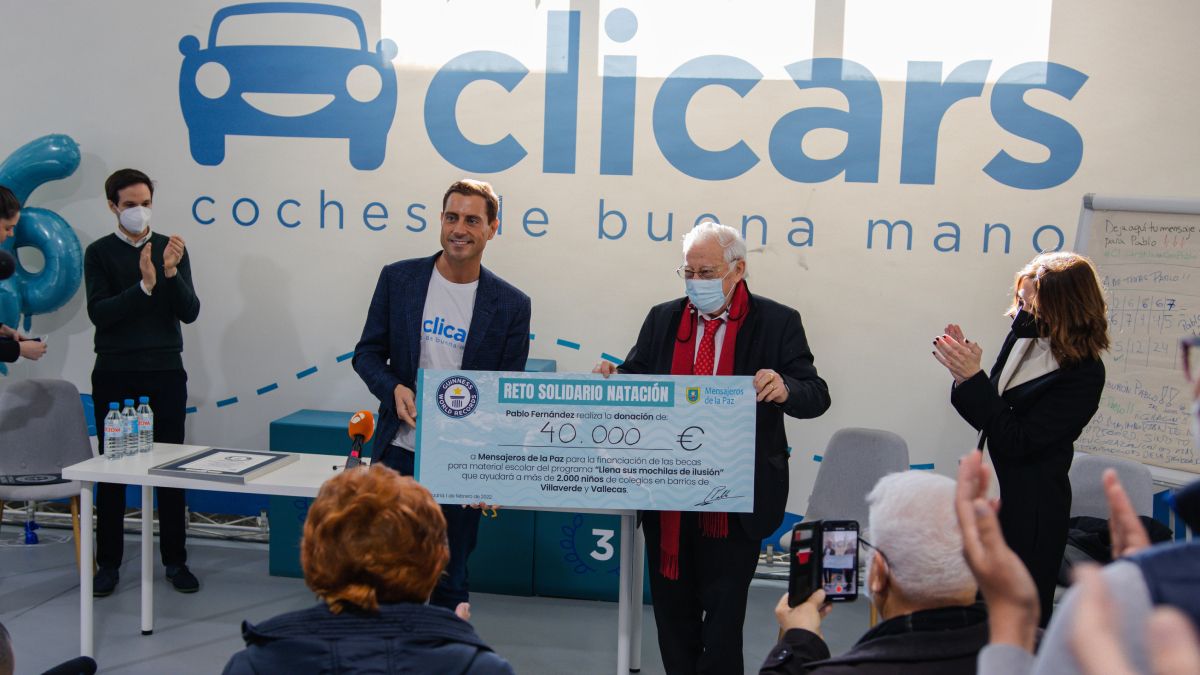 Pablo Fernández con el cheque que entregó a la Fundación Mensajeros de la Paz