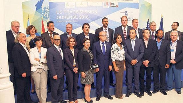 Los empresarios de la misión internacional posan en la foto de familia, ayer, en la recepción oficial en la Diputación