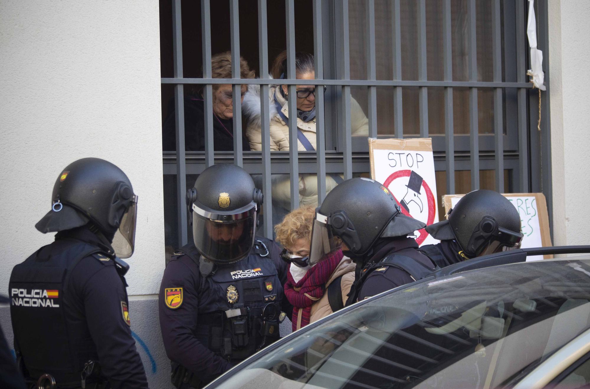 Tensión en Alicante por el desahucio a una pensionista en una vivienda propiedad de un fondo buitre