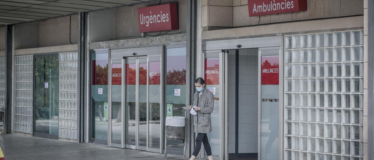 Imagen de archivo de una usuaria saliendo del hospital de Son Llàtzer