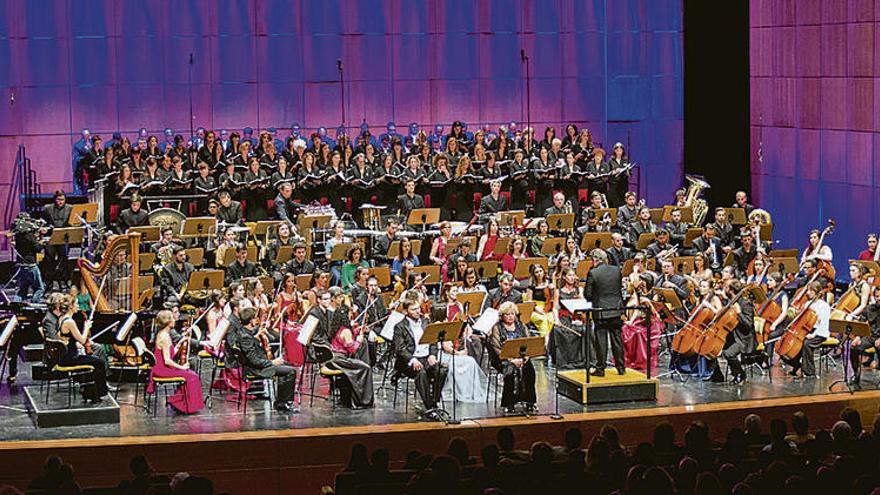 El coro de la Fundación y la orquesta lisboeta, durante el concierto.