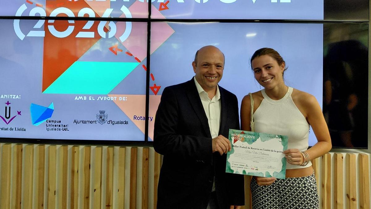 El president de la UEA, Joan Mateu, lliura el premi a Mar Vila Dalmases