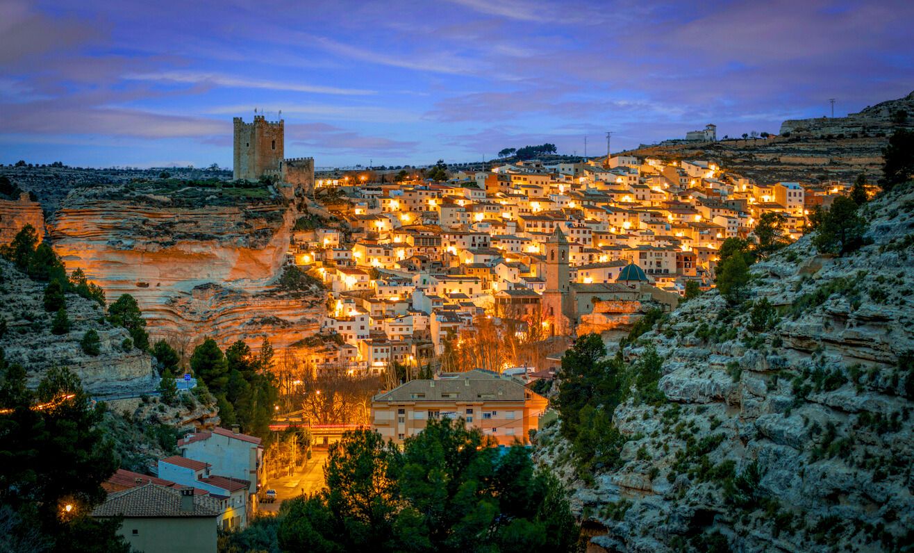 Así es Alcaá de Júcar de noche, en Albacete, España