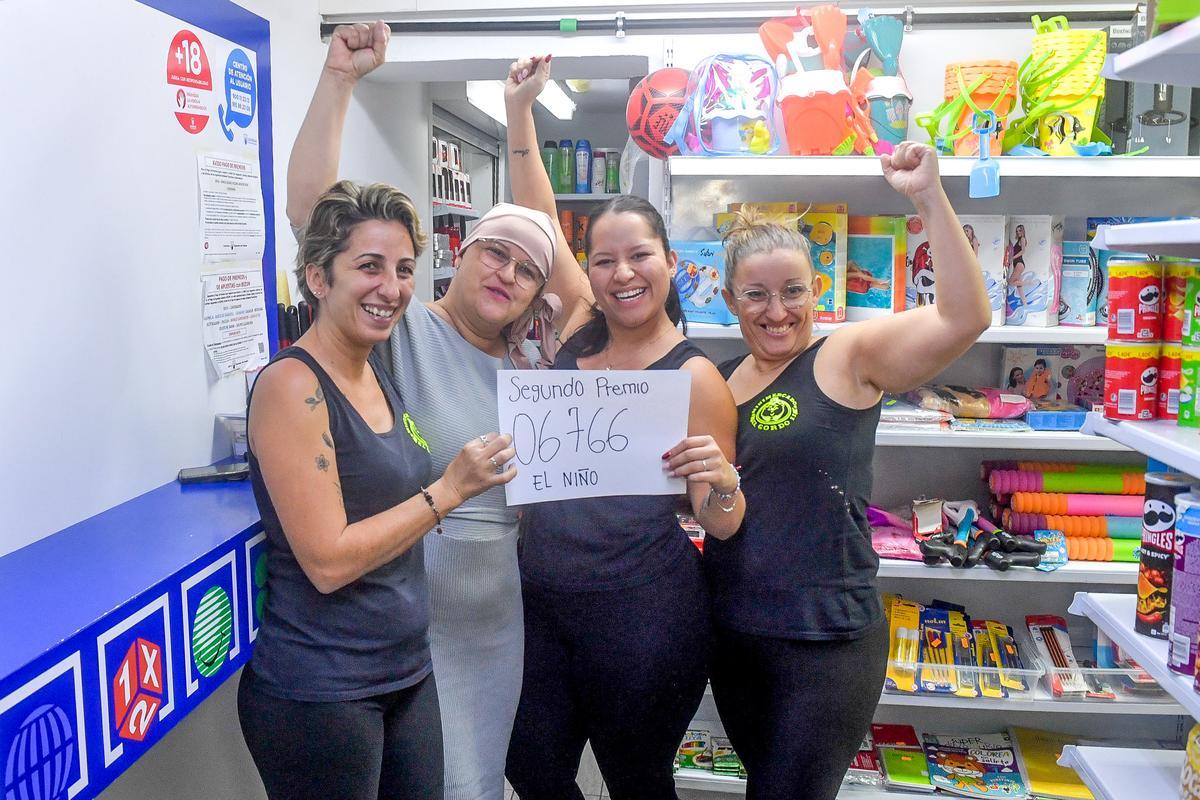 Por la izquierda, Nazaret Vega, Georgina León, Paula Pérez y Sonia Bujía, este lunes en el minimercado El Gordo II de El Pajar.