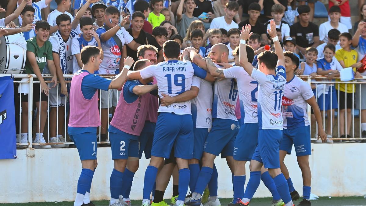 Los jugadores del Crevillente Deportivo celebran uno de los goles frente al Almanzora