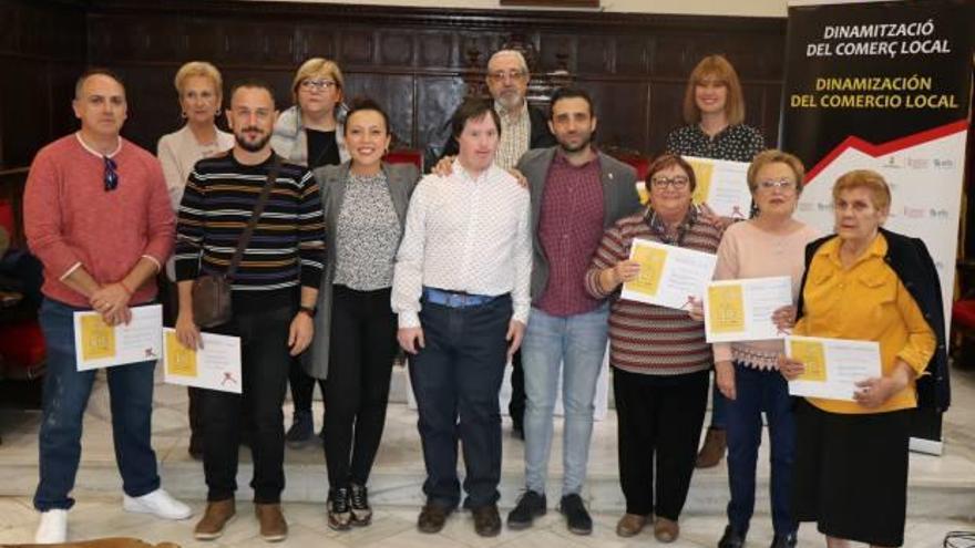 El alcalde y la edil Gloria Parra, con los premiados.