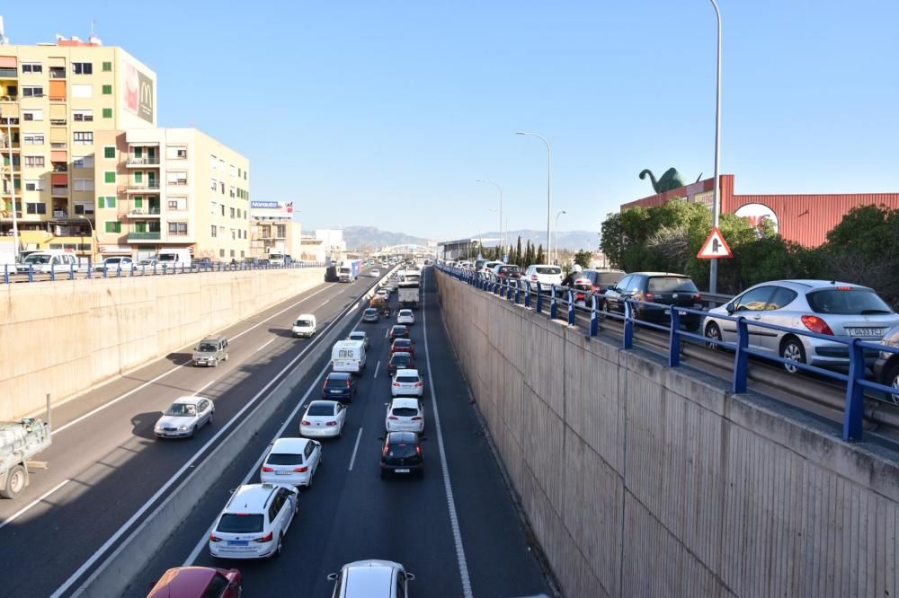 La colisión de tres camiones y dos coches colapsa la Vía de Cintura