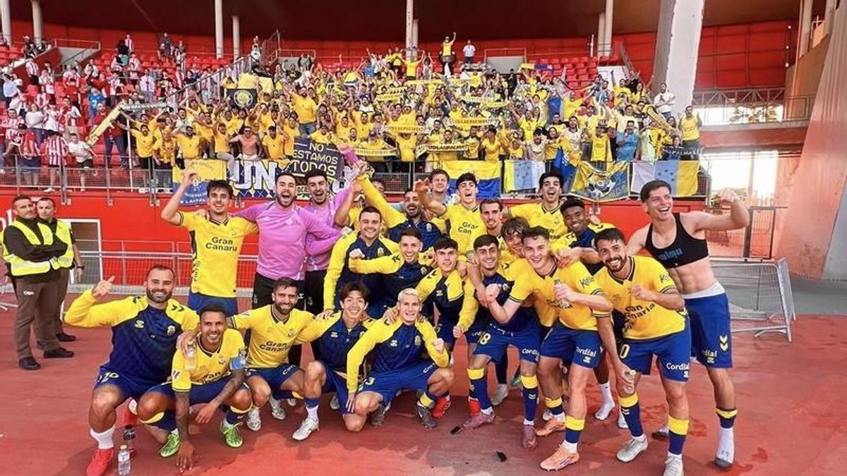 Los jugadores de la UD Las Palmas festejan junto a la afición desplazada la victoria en Almería.