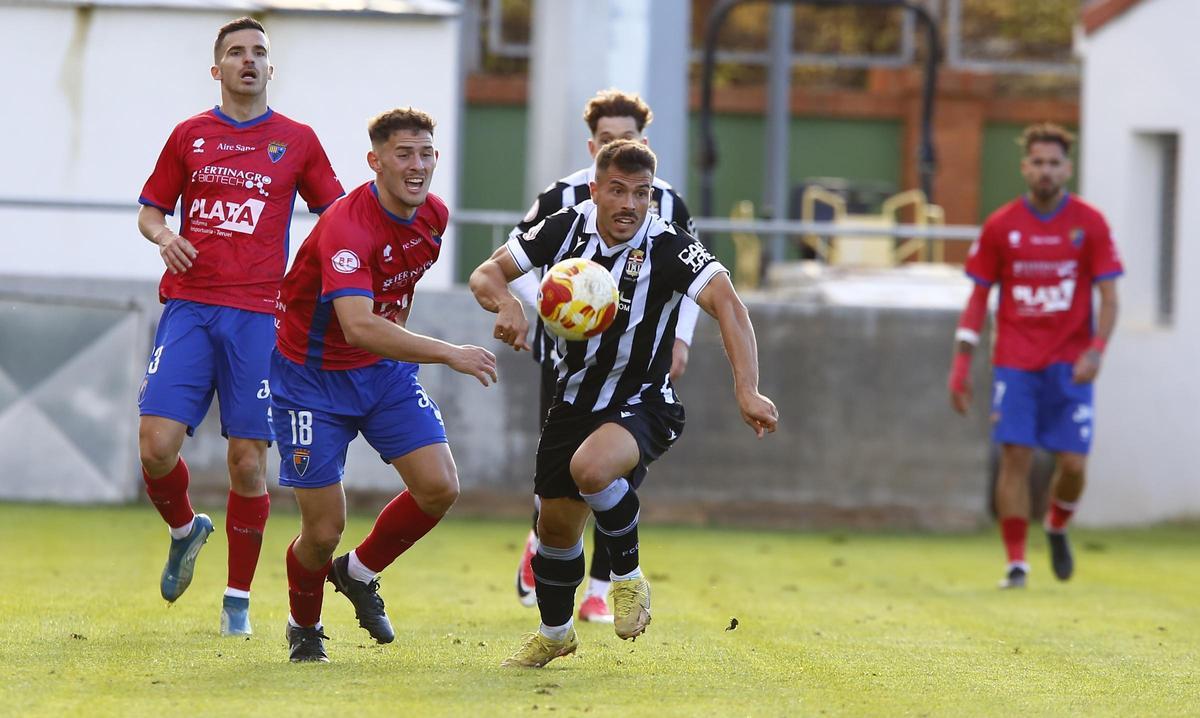 Chiki intenta escaparse de Abraham, del Teruel, en el partido de la primera vuelta
